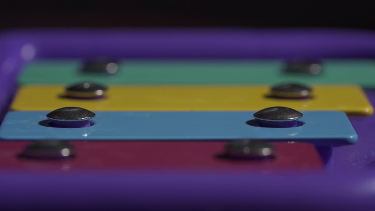 captura de pantalla de un niño tocando un xilófono colorido, instrumento musical para el desarrollo