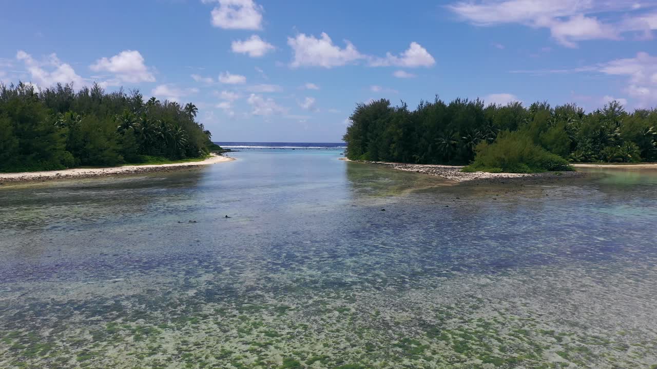 무리 해변의 쿡 제도-라로통가에서 드론 비행