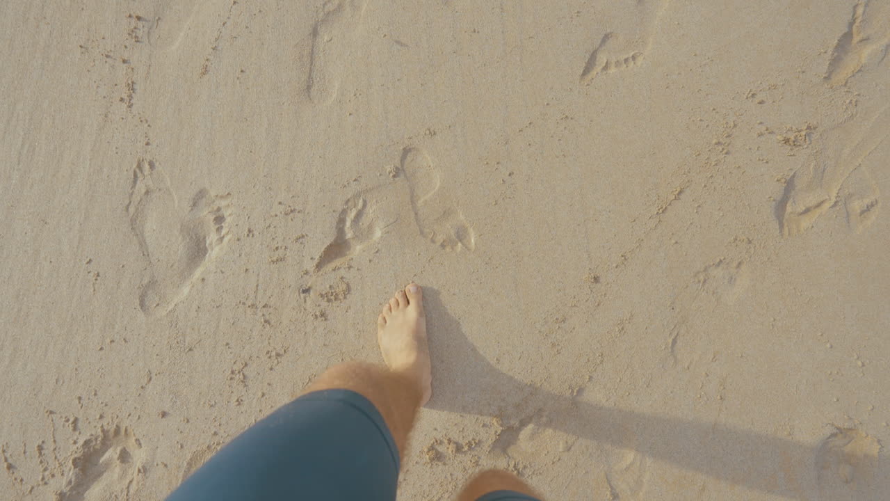 Passeggiata a piedi nudi su una spiaggia sabbiosa