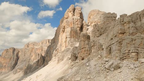 drohne steigt auf den lagazuoi-berg, italienische dolomiten, durch wolken, die den felsigen kamm verschleiern