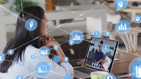 animación de iconos conectados sobre diversas compañeras de trabajo que discuten informes en una llamada de video
