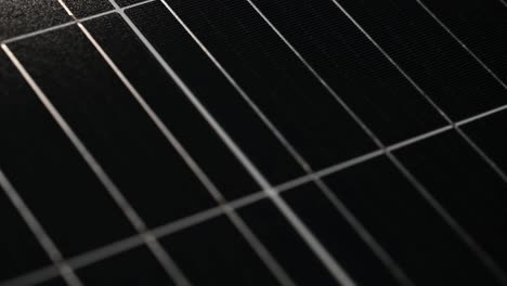 deslice lentamente hacia arriba un panel solar moderno de alta eficiencia cerca del anochecer