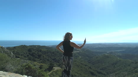 Excursionista-Femenina-Tomando-Selfies-En-Las-Montañas