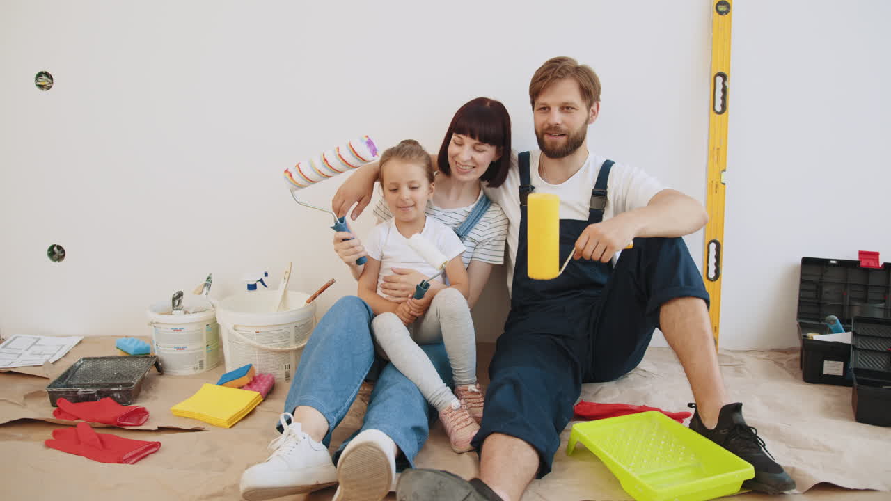 familia feliz pintando juntos