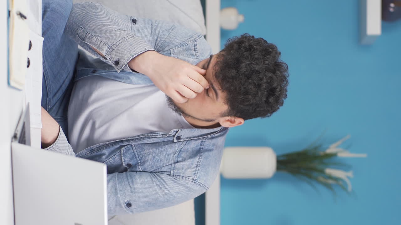 가족 문제가 있는 남자의 수직 비디오.