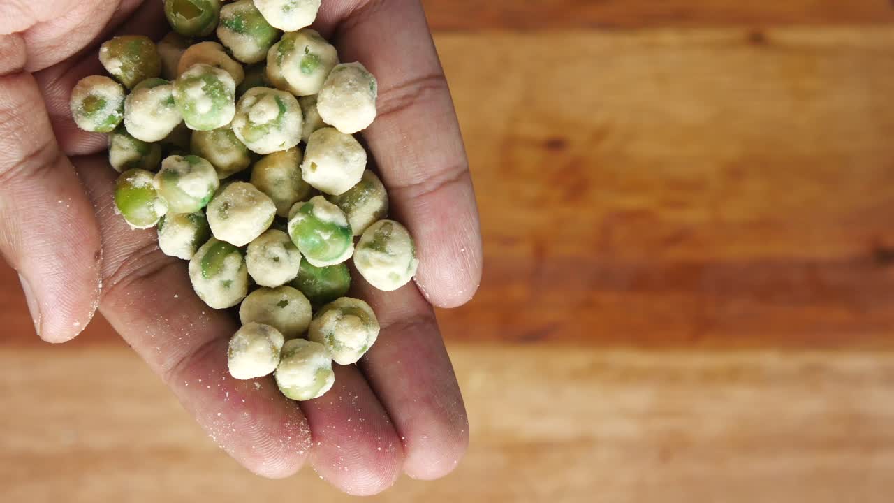 un puñado de guisantes verdes crujientes