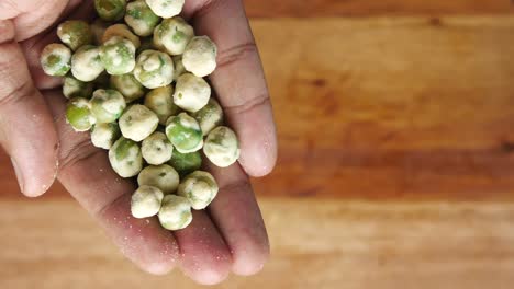 handful of crispy green peas