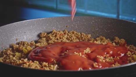 Nahansicht-Der-Tomatensauce,-Die-Auf-Einen-Topf-Mit-Vegetarischer-Bolognese-Gegossen-Wird