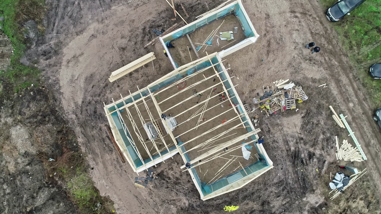 drone de arriba hacia abajo levantando tiro de la construcción del techo de una gran villa