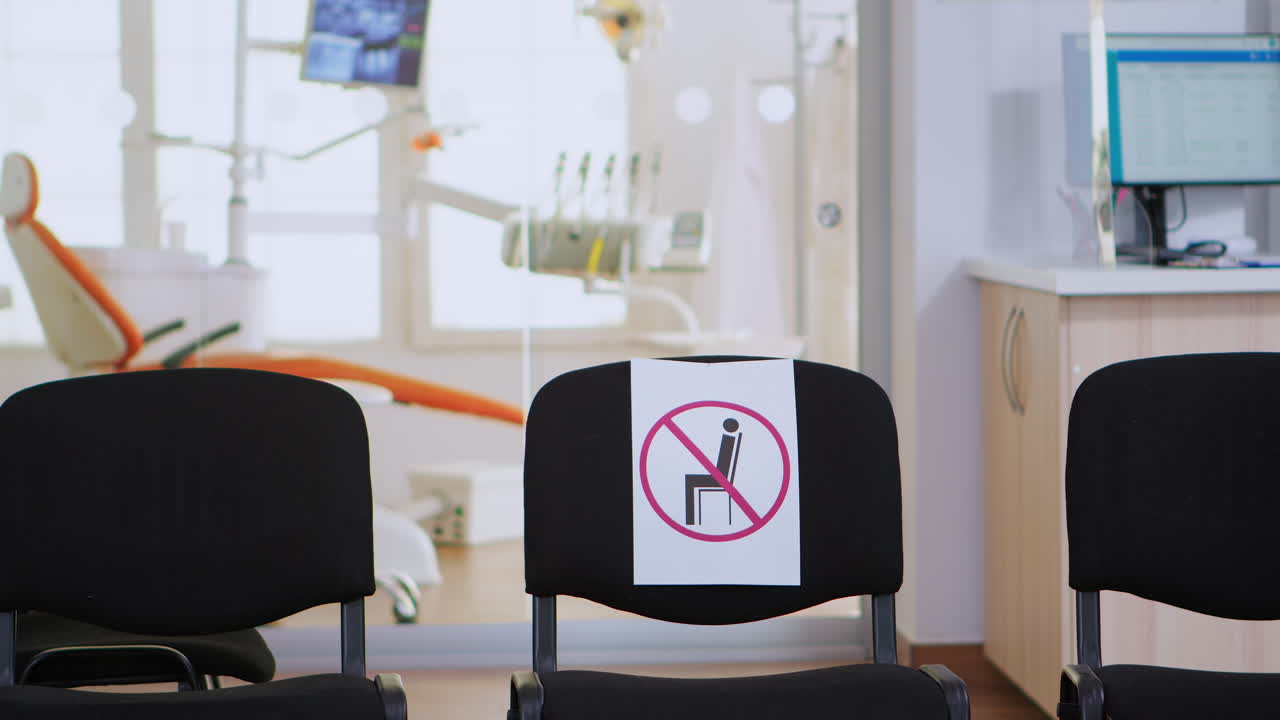 새로운 정상과 함께 입술 비어있는 대기 공간