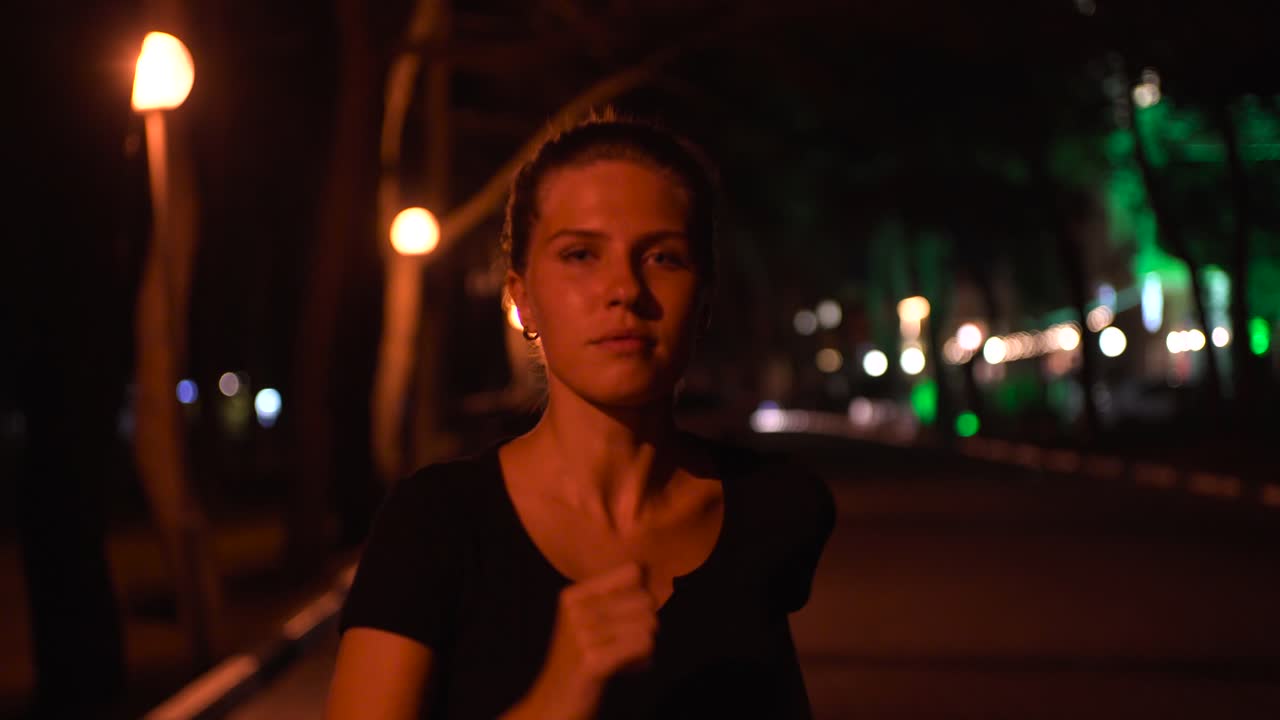 mulher correndo à noite em um parque