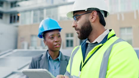 profesionales de la construcción discutiendo el proyecto en el techo con paneles solares