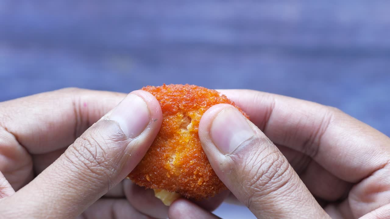 comiendo nugget de pollo con queso