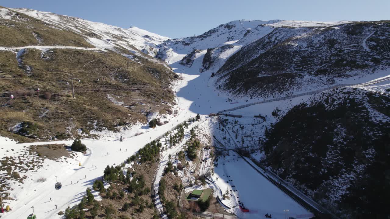 drone volando sobre pistas de esquí y teleférico, sierra nevada en españa