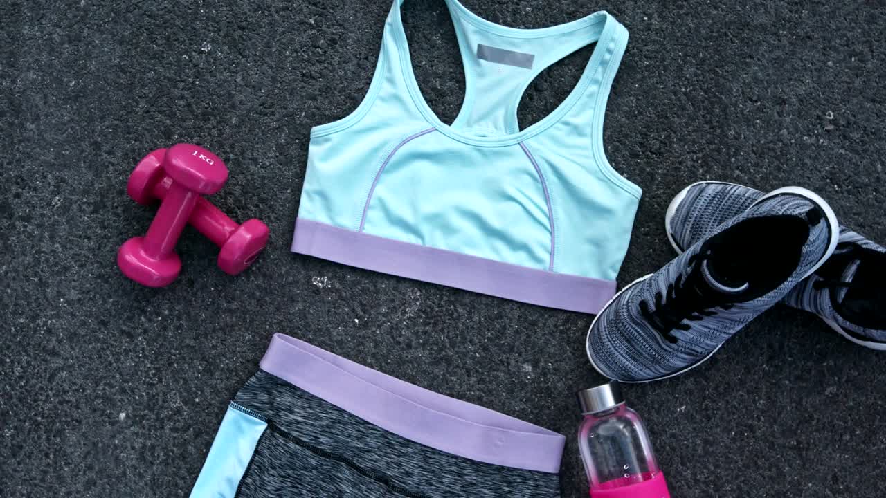 vista superior de los accesorios de trabajo en fondo gris