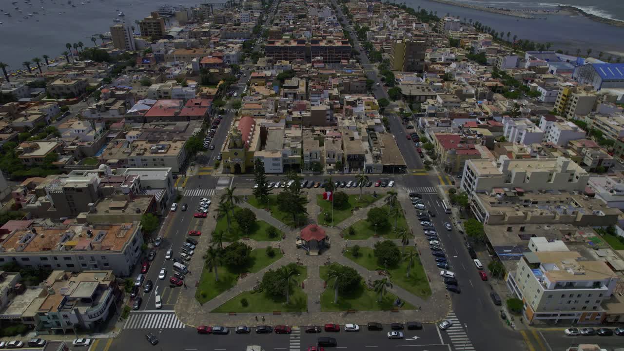Vista aerea di una piazza di città costiera e dell'area urbana circostante