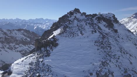 volando alrededor de la cima de las montañas de val thorens, en los alpes franceses