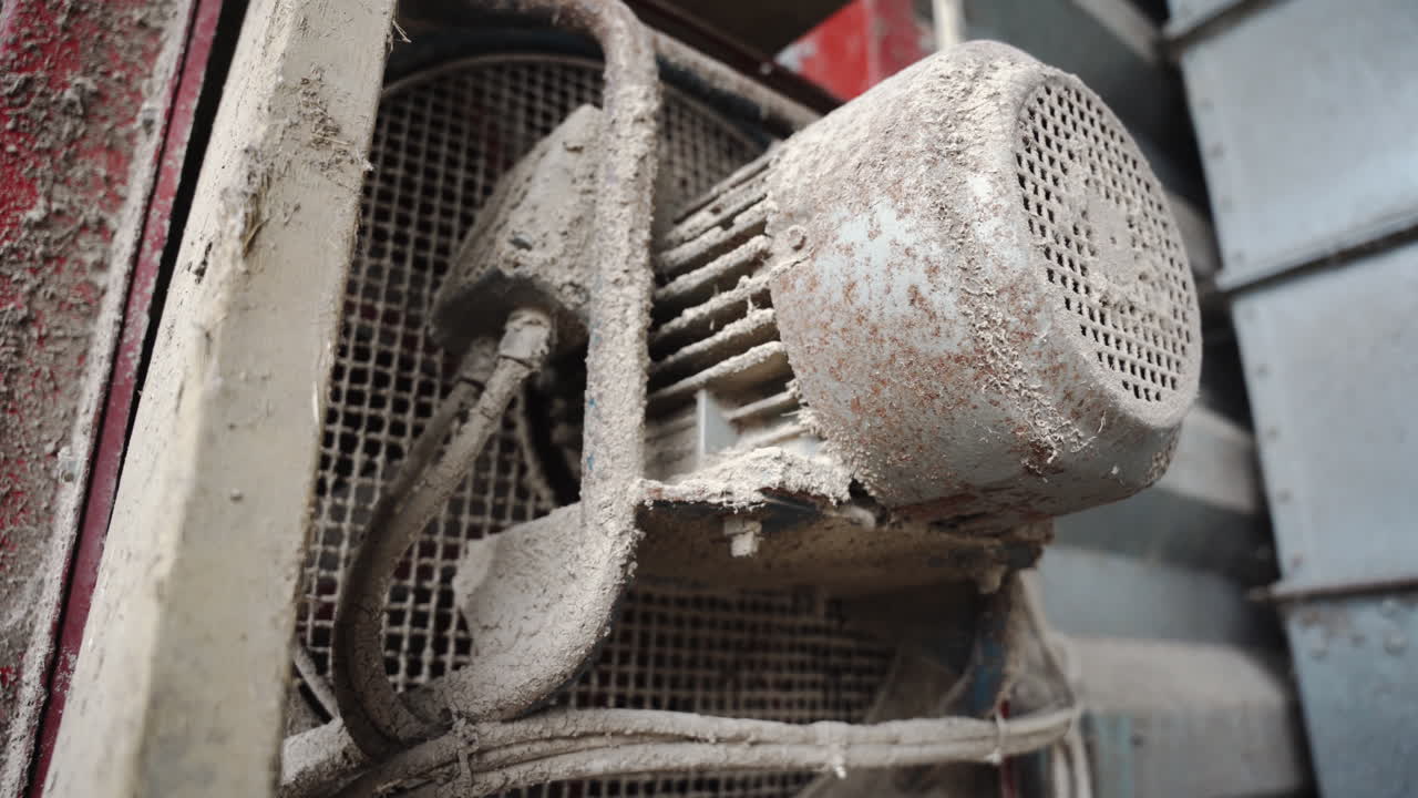 primer plano de un motor dentro de un granero