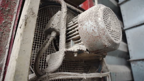 primer plano de un motor dentro de un granero