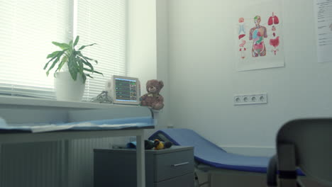 Interior-Moderno-Del-Consultorio-Médico-Sin-Nadie-Dentro.-Interior-Acogedor-Para-Paciente-Infantil