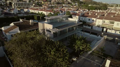 Toma-Aérea-De-Una-Casa-Moderna-En-Málaga,-España:-Algunas-Calles-Y-La-Ciudad-Detrás