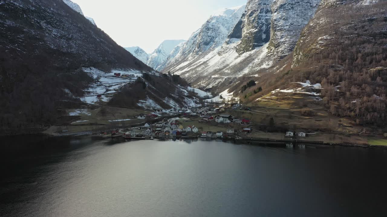 vista aérea panorámica distante del pueblo de undredal visto desde la costa con montañas y valle en el fondo - noruega