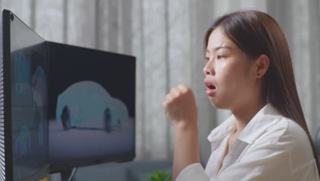 아시아 여성 자동차 디자이너가 스튜디오의 데스크 컴퓨터에서 ev 자동차의 3d 모델을 작업하는 동안 잠을 자고 있습니다.