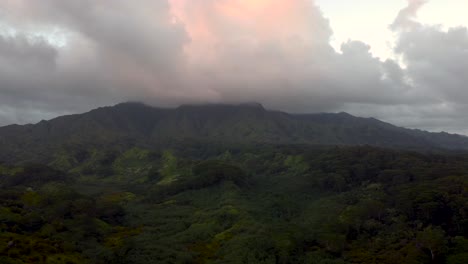 Espectacular-Sobrevuelo-Aéreo-Que-Revela-Una-Exuberante-Selva-Tropical,-Ríos,-Montañas-Y-Arroyos-Durante-La-Puesta-De-Sol-Con-Nubes-Amarillas