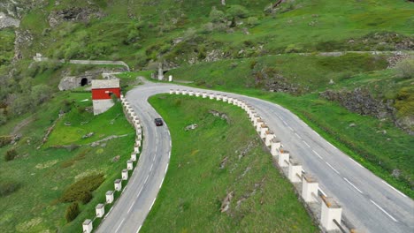 Drohne-Fliegt-über-Kurvenreiche-Bergstraße-Mit-Autofahren