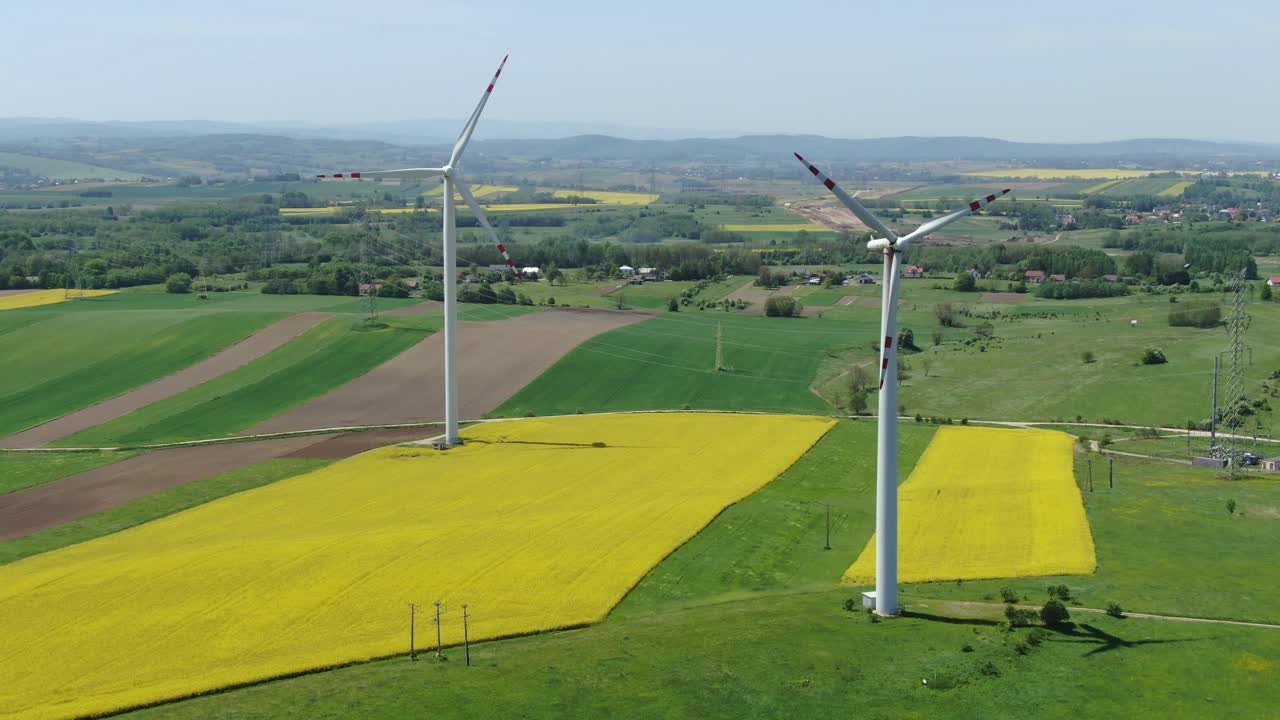 풍차 터빈 블레이드가 빠르게 회전하는 공중 정적  ⁇ , 폴란드,  ⁇ 빛 날