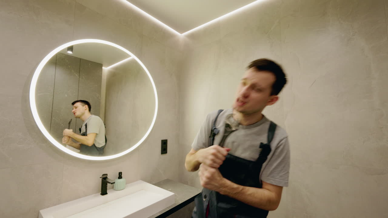 Idraulico al lavoro in un bagno moderno