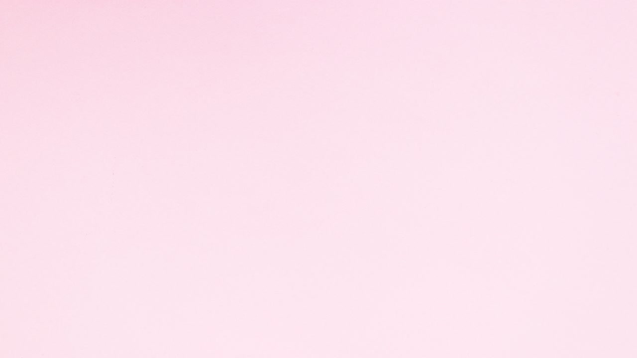 Papel con texto para el Día de San Valentín colgado en una cuerda. Stop motion