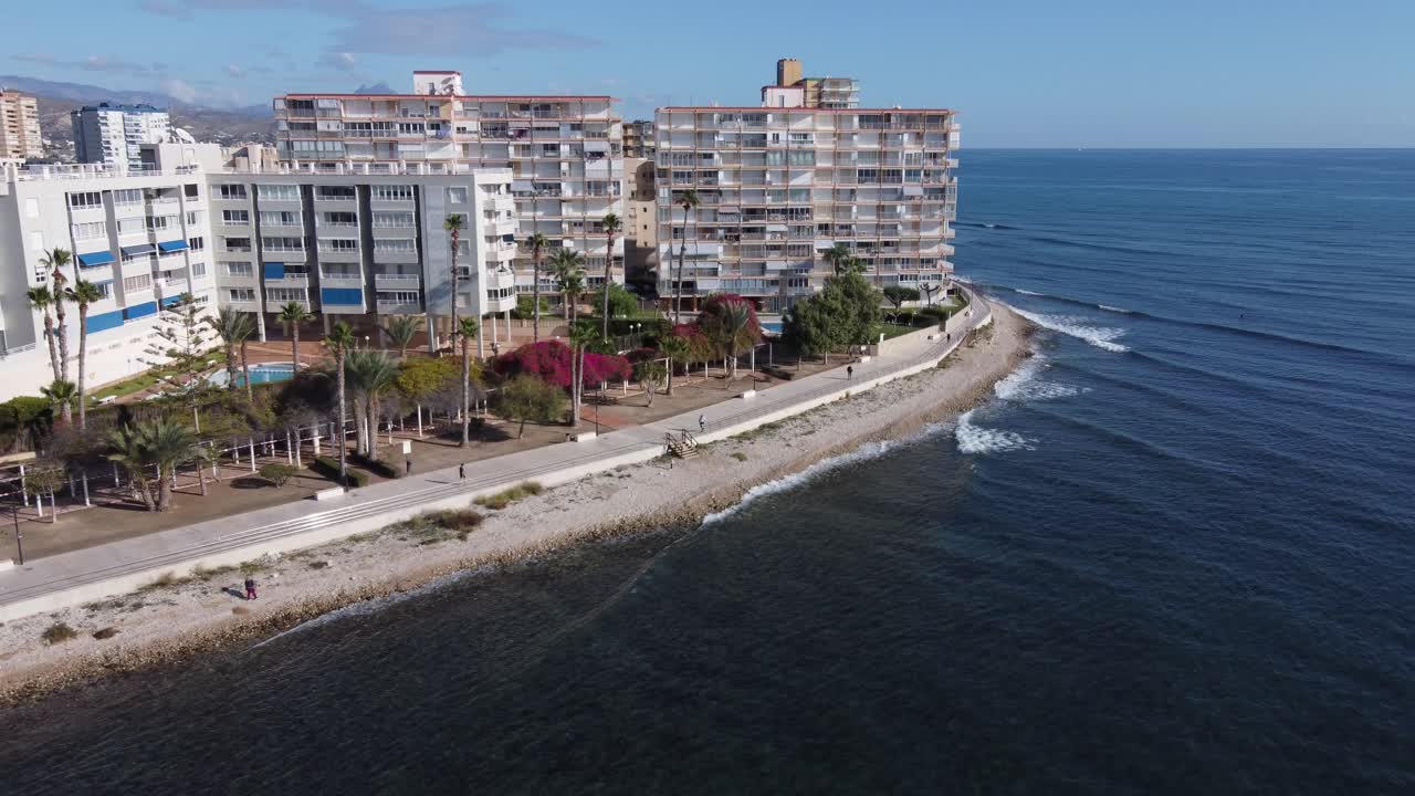 Vista aérea del paseo marítimo en Cap Blau, El Campello, España