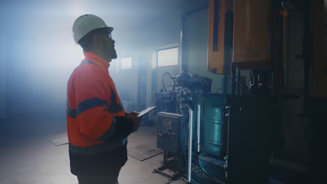 trabajadores de la fábrica inspeccionando la maquinaria