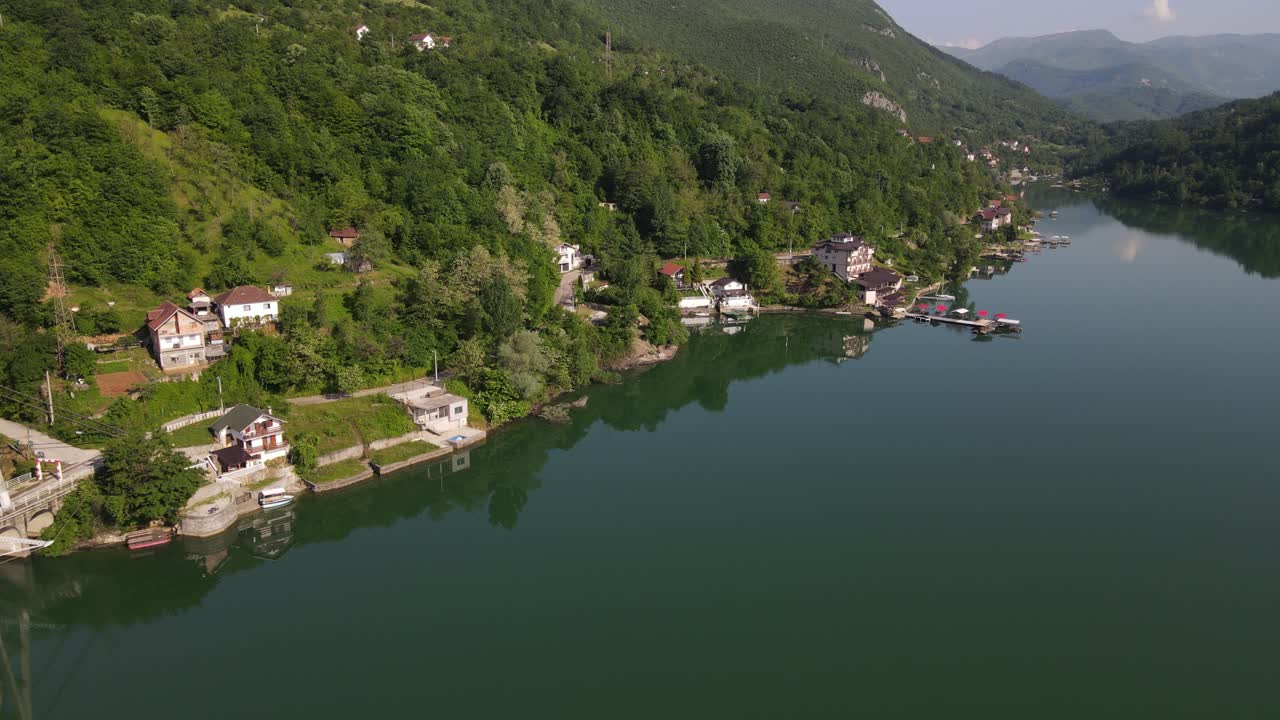 vista aérea de los asentamientos en las orillas del lago jablanica en bosnia, toma de avión no tripulado del puente construido sobre el río