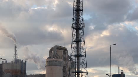 Humo-Saliendo-De-Las-Chimeneas-De-La-Planta-De-Fertilizantes-Al-Atardecer-En-Rumania