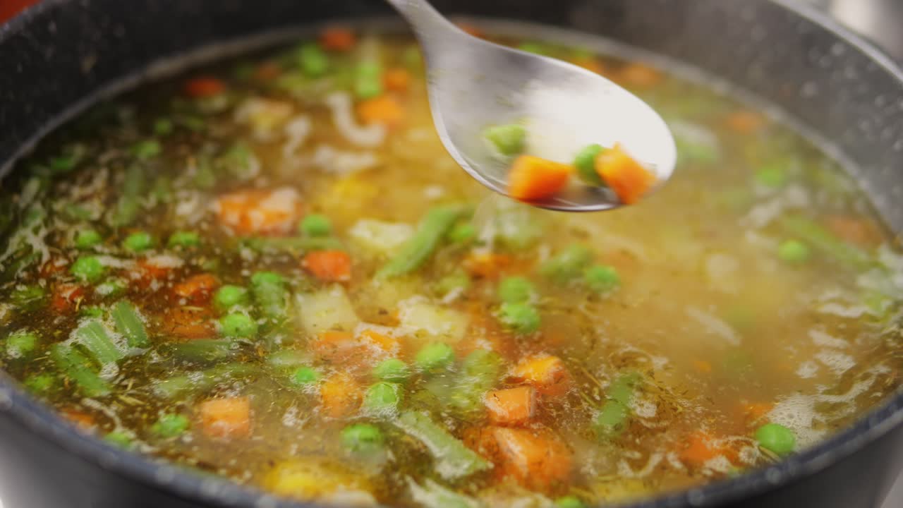 cocinar sopa de verduras hecha en casa
