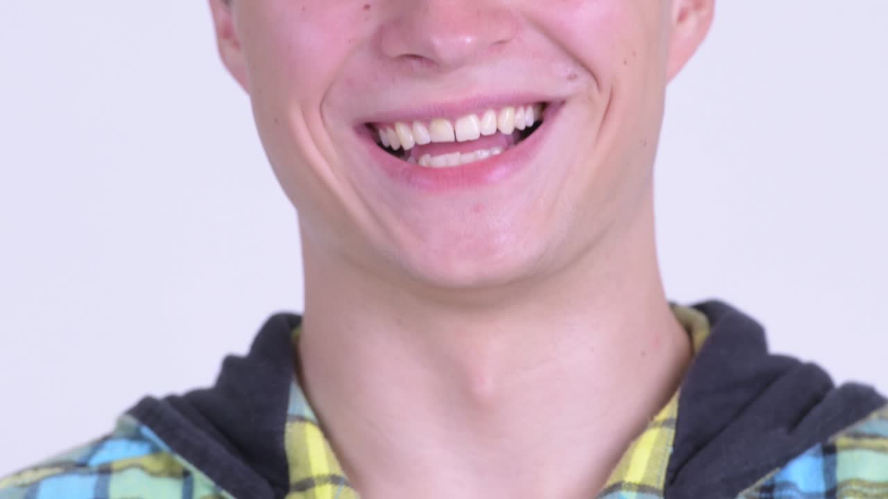 joven feliz y guapo hombre hipster