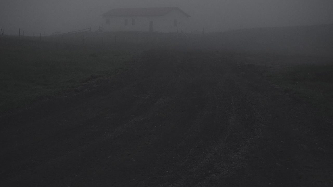 diferentes ángulos de cámara que muestran postes eléctricos en un día dramático y nublado
