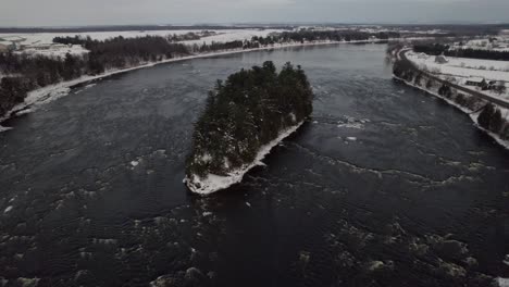 Kleine-Insel-Inmitten-Eines-Zugefrorenen-Flusses-Im-Winter