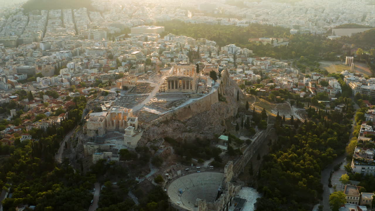 vista aérea de la acrópolis de atenas con anfiteatro al amanecer en atenas, attica, grecia