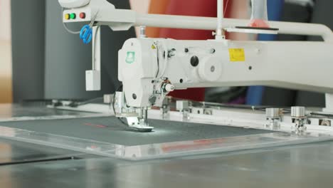 primer plano de la parte de trabajo de la máquina de coser con cuero. máquina de cosir cnc