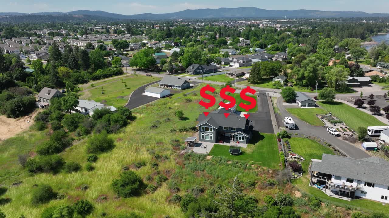 최근 시장 변동으로 인해 가치가 하락한 부동산의 드론 샷