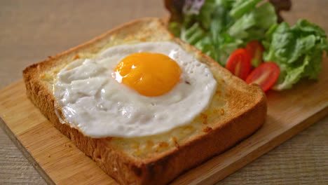 pan casero tostado con queso y huevo frito encima con ensalada de verduras para el desayuno