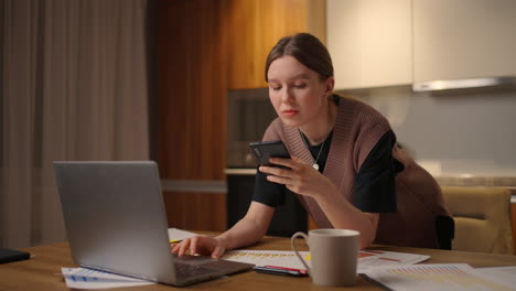 mujer trabajando desde casa negocio mujer trabajando en portátil y usando teléfono móvil bebiendo café sentada en la mesa en el jardín por la mañana. estilo de vida mujeres trabajando en el concepto de casa.