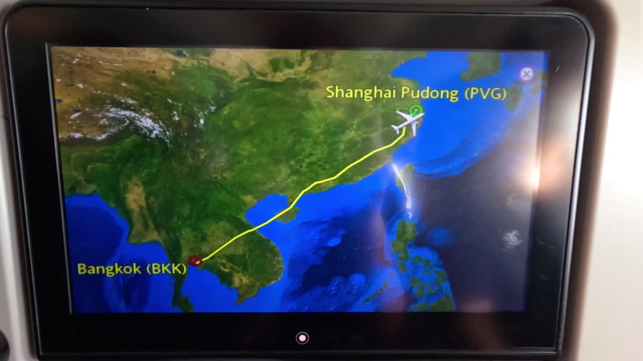 ruta del avión mostrada en el monitor de vuelo