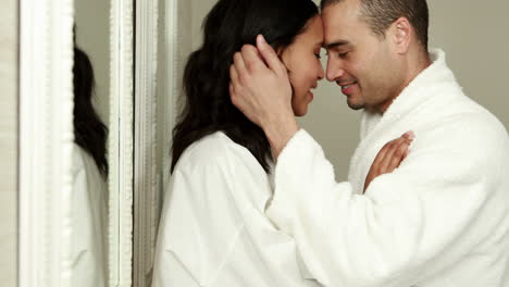 una pareja atractiva abrazándose por la mañana.