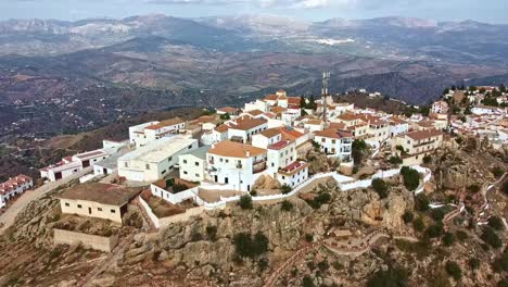 Comares,-Pequeño-Y-Pintoresco-Pueblo-En-La-Ladera,-Espana,-Europa,-Aéreo