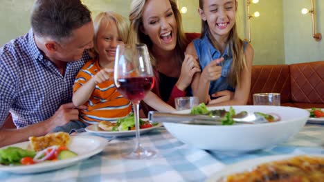 Familia-Comiendo-Juntos-En-El-Restaurante-4k