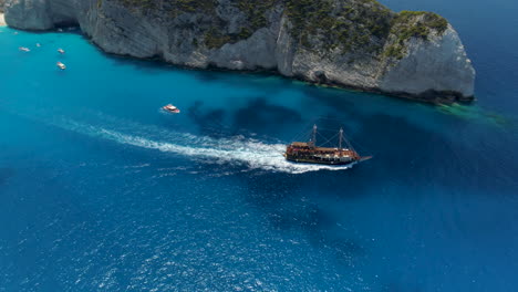 Drohnenschuss-Verfolgt-Ein-Piratenschiff-Und-Enthüllt-Ein-Altes-Schiffswrack,-Zakynthos,-Griechenland,-4k-Uhd